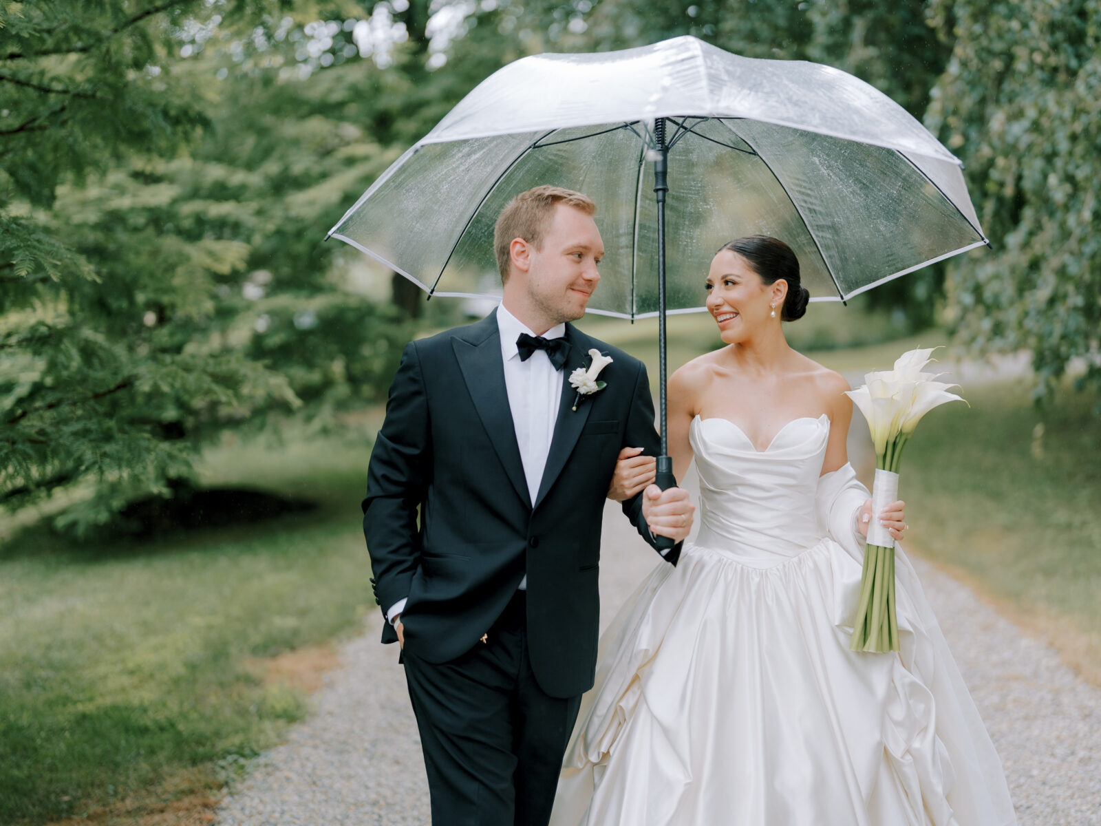 bride and groom, romantic rain portraits