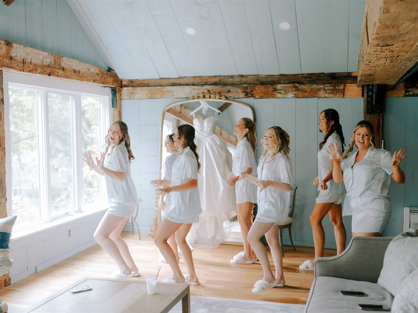 Spacious bridal suite, large bridal parties. Bridesmaid dance practice. Getting ready