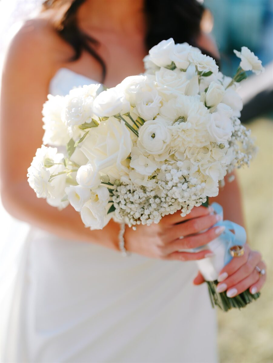 White winter bridal bouquet